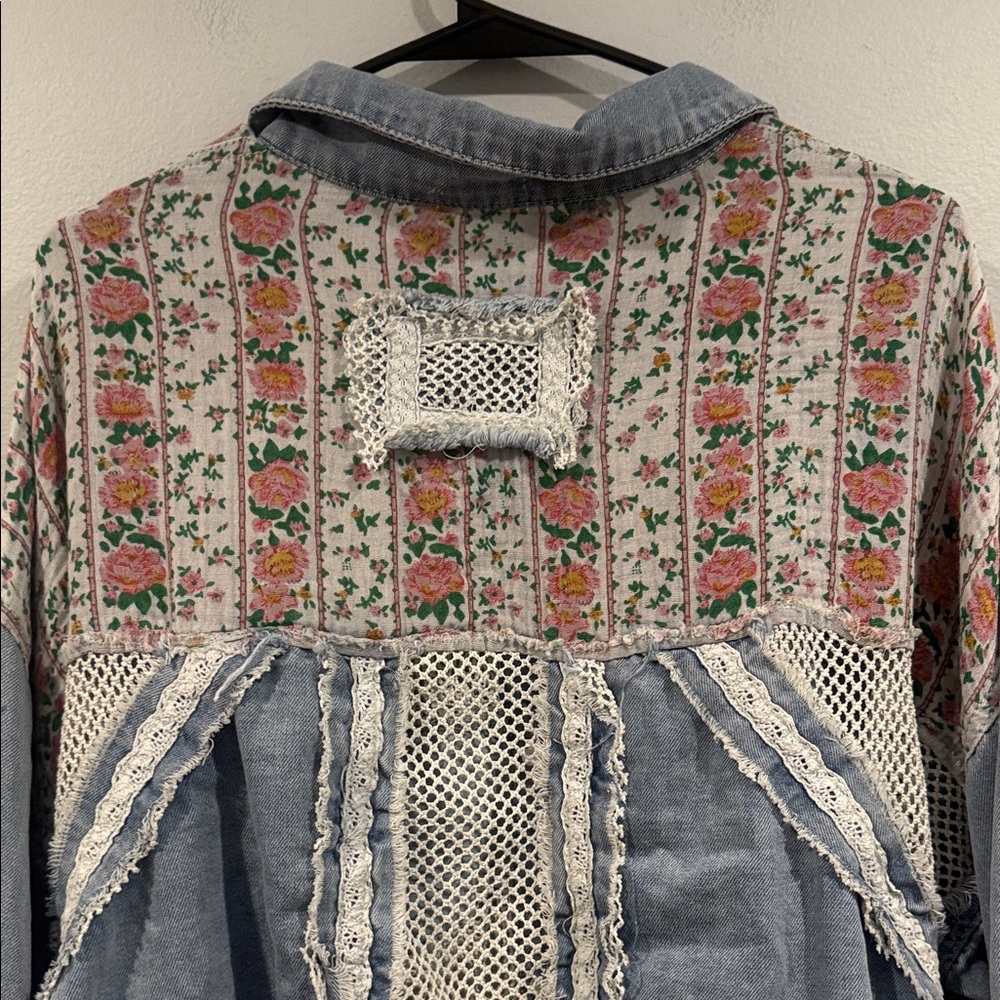 POL Denim and Cream Oversized Lightweight Floral Jean Jacket - Picture 9 of 11